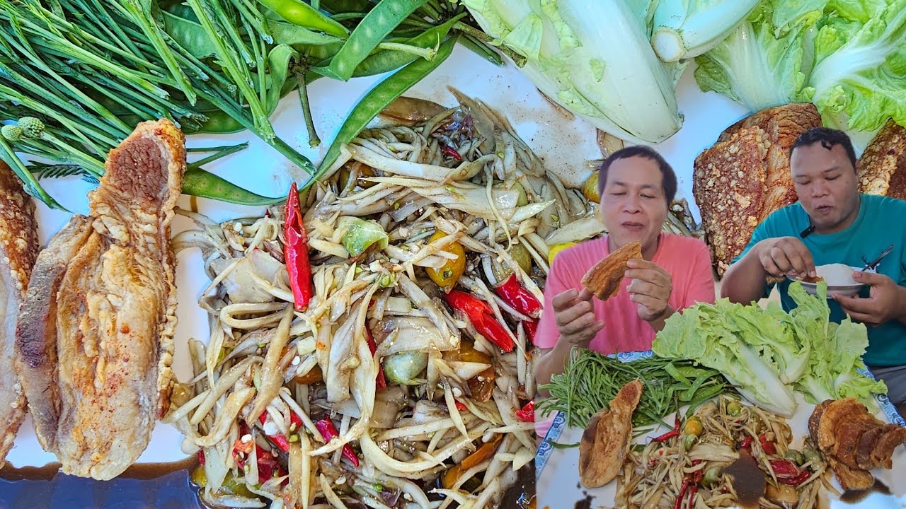 ส้มตำหมูกรอบตำแบบบ้านๆนัวๆยอดผักกระถินอ่อนๆงามๆช่วงหน้าฝนเข้ากันคักจ้า