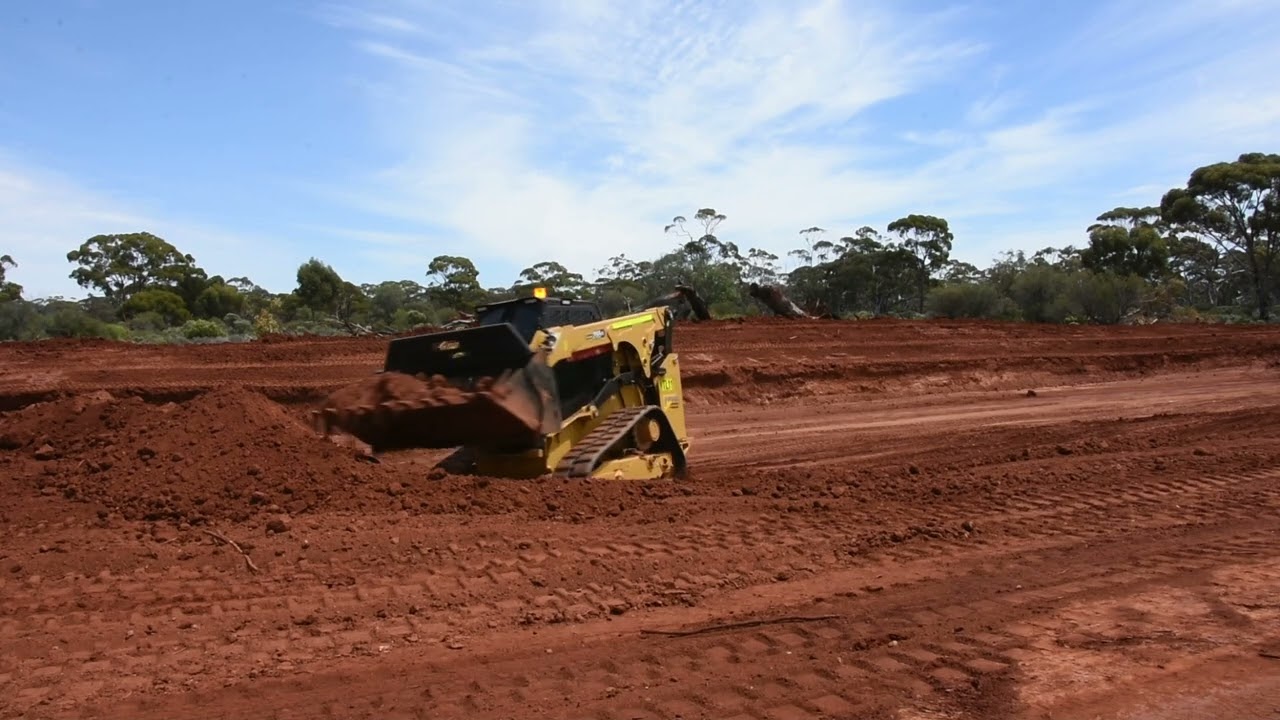 Cat 285XE clean up at stockpile