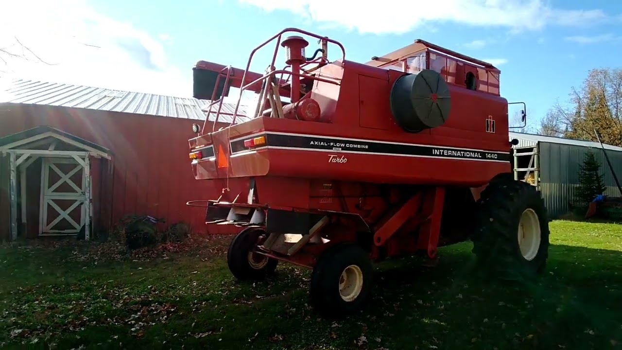 International Harvester 1440 Combine Running Walkaround