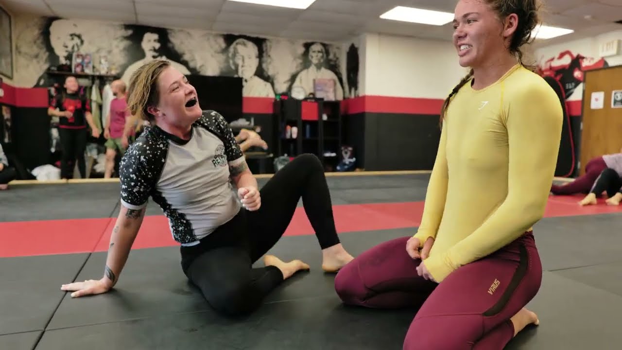 White Belt vs Blue Belt BJJ Rolling + Commentary