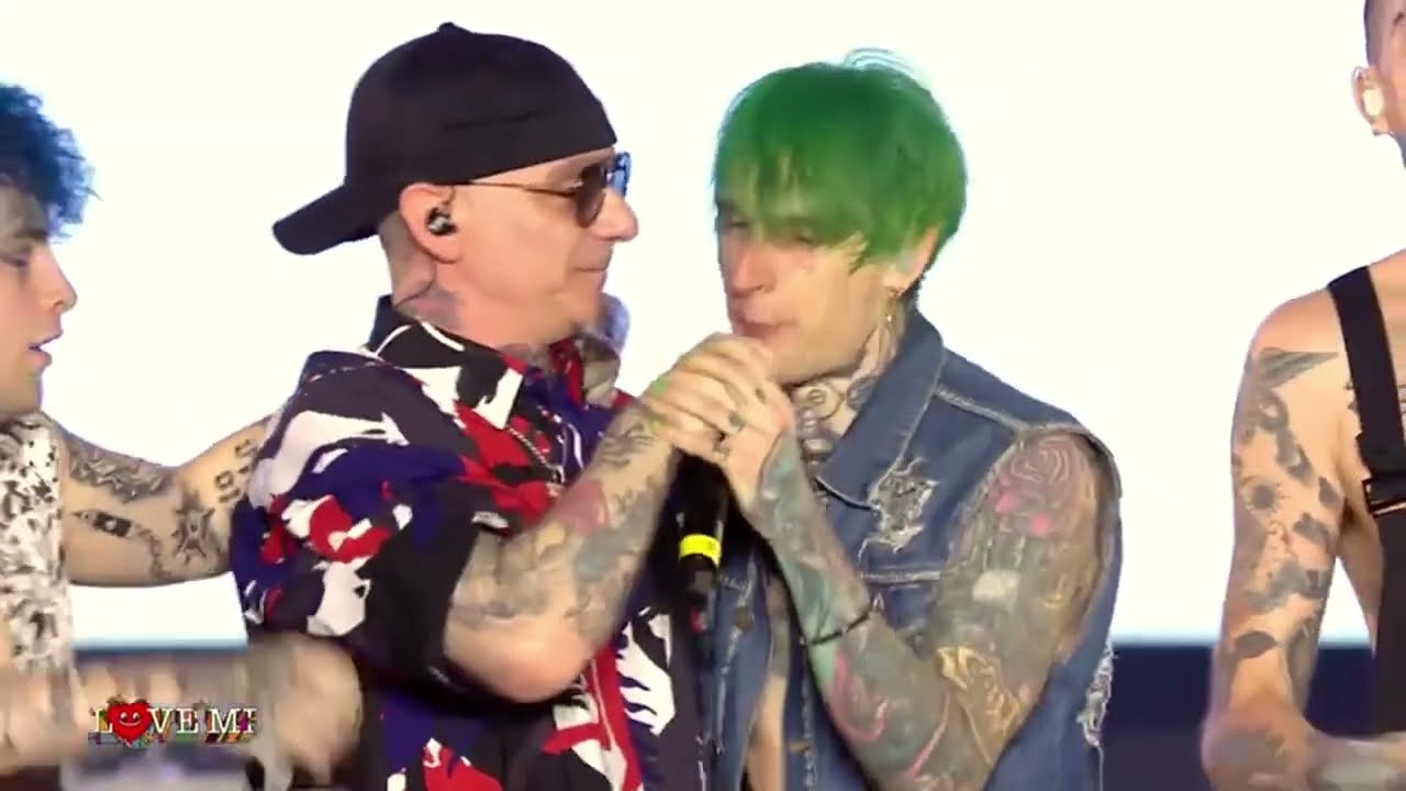 GLI ARTICOLO 31 CHIAMANO LA SAD SUL PALCO E CANTANO DOMANI SMETTO!