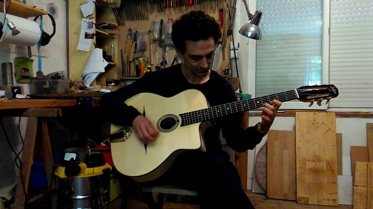 Christophe Astolfi fait le premier essai de sa nouvelle guitare Gaffiero tout &eacute;rable