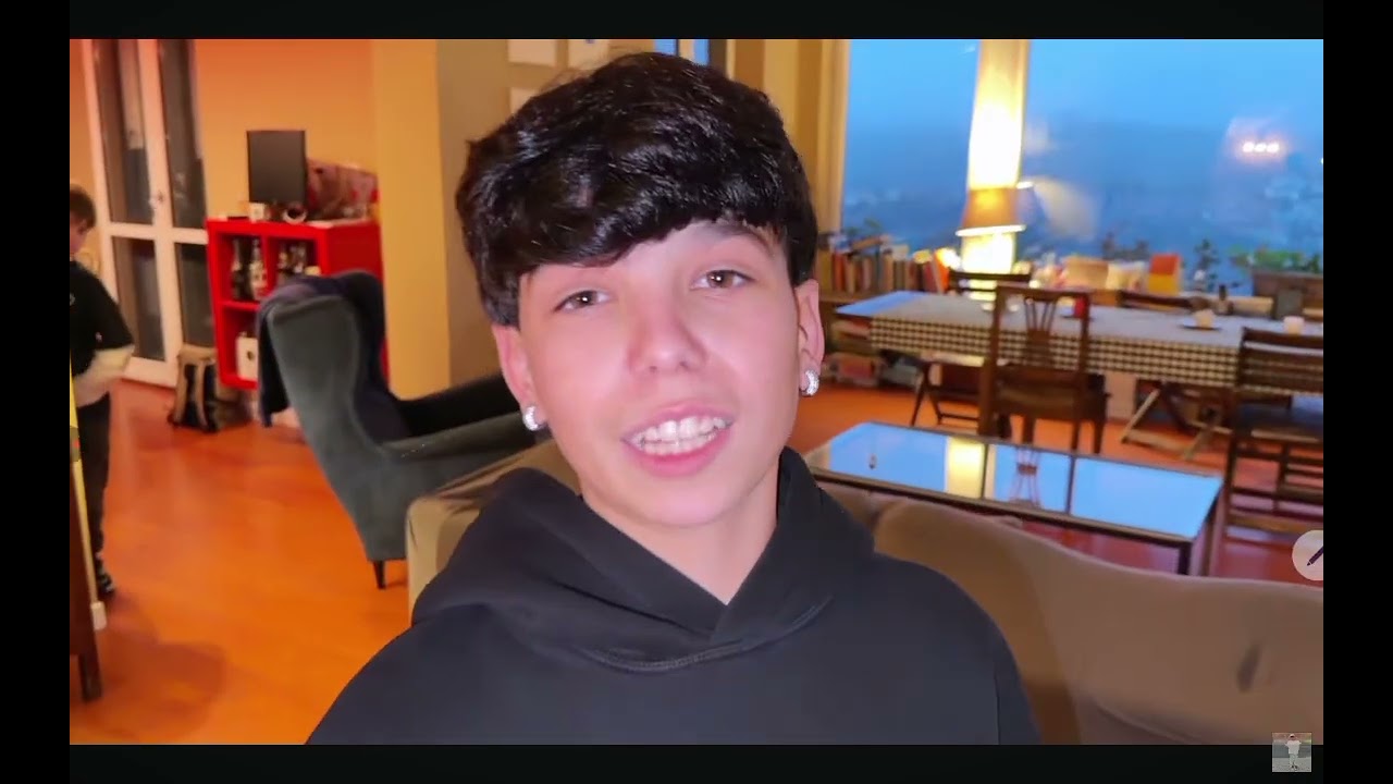 Raga giorno 2 che provo a fare vedere i miei video allo snack club 