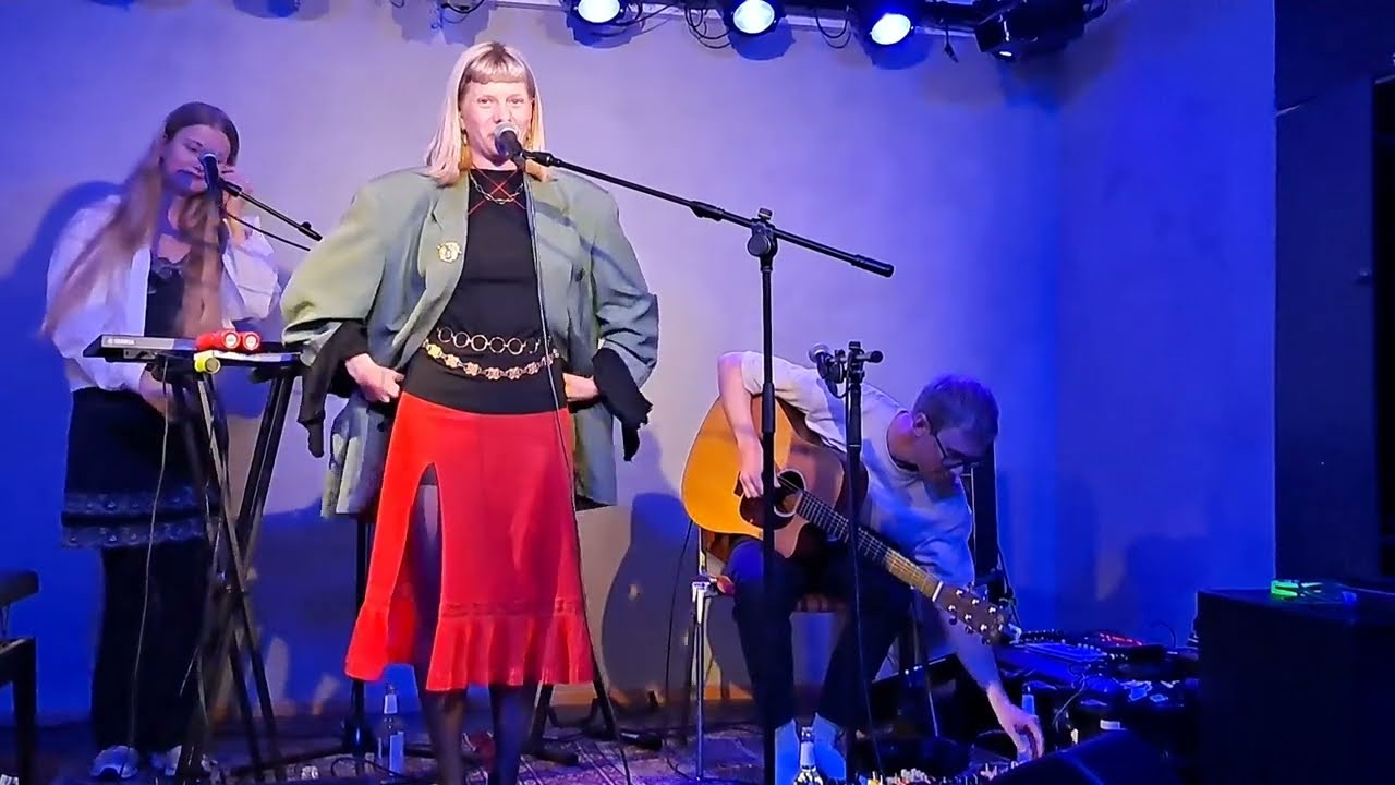 Aurora - Starvation - live PREMIERE in Cologne 05.06.2024 - acoustic show Die Wohngemeinschaft Köln