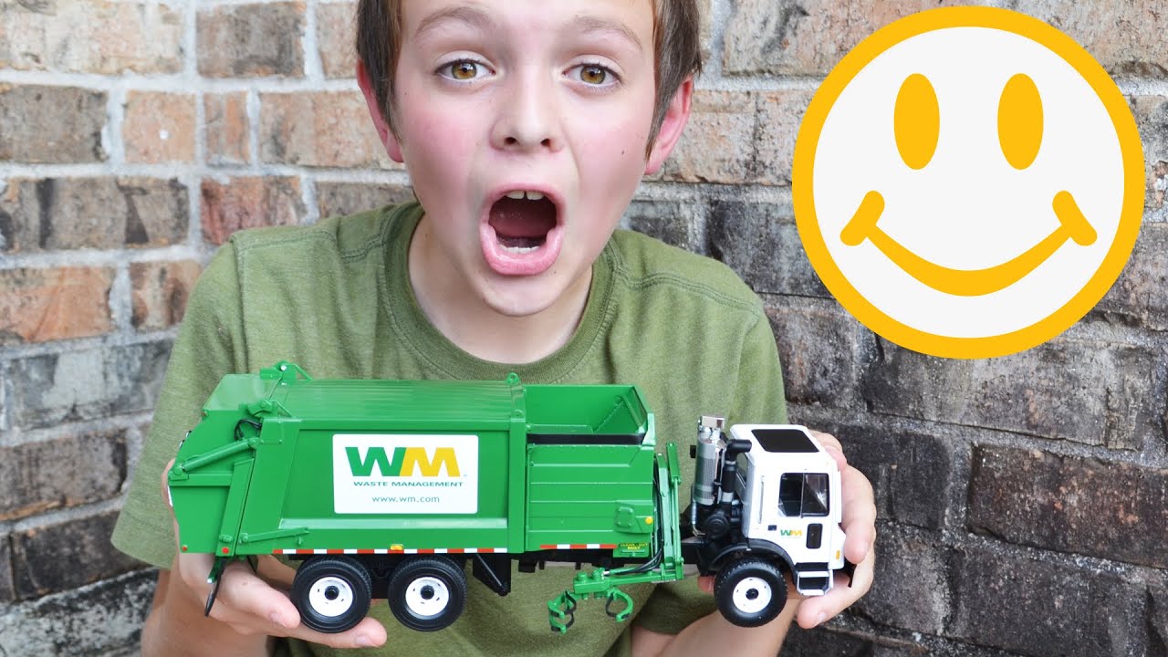 Garbage Truck Videos For Children l Unboxing The New First Gear Side Loader   l Garbage Trucks Rule