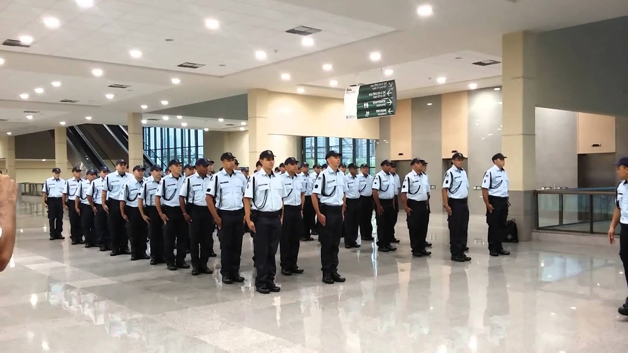 Soldado PMCE pede namorada em casamento na formatura 2015.