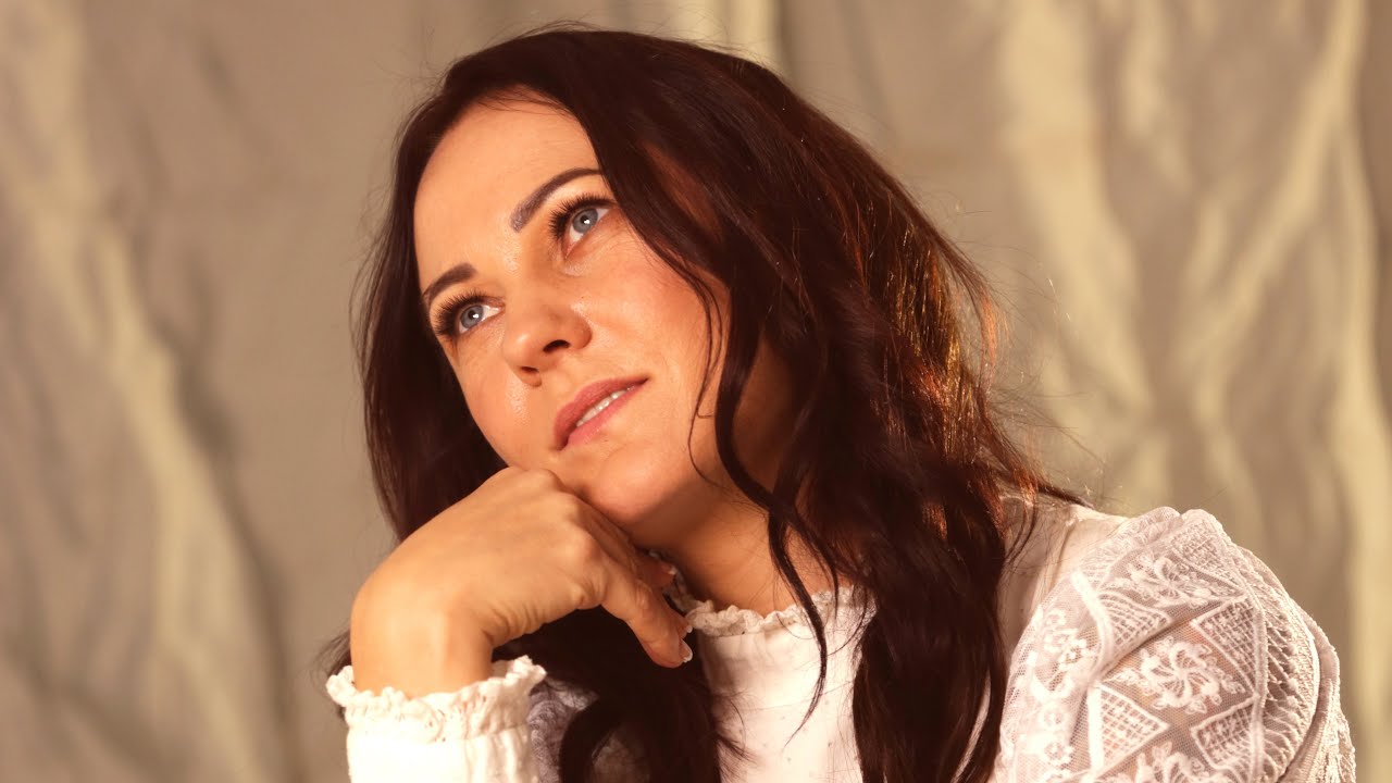Mira Luoti - Hopeinen tussi (Lyriikkavideo)