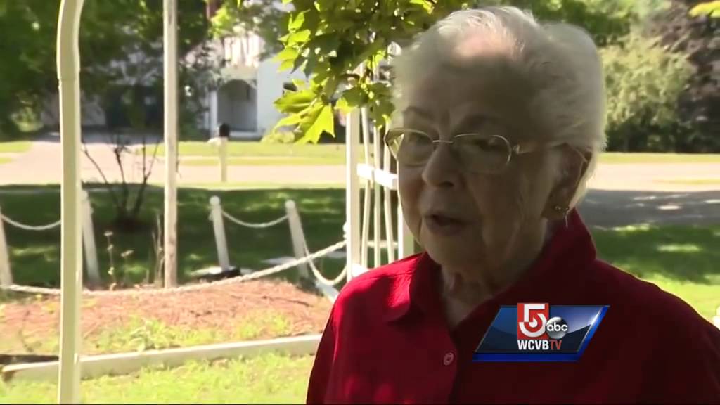 Child gets big reward for helping elderly neighbor