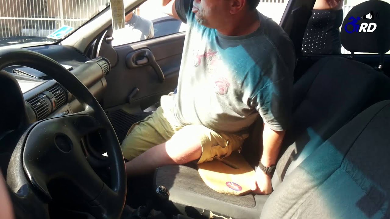 Tetraplégico fazendo transferência sozinho da cadeira para o carro.