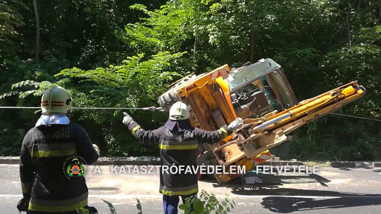 Felborult markoló műszaki mentése a Budakeszi úton | TŰZOLTÓK BEVETÉSEN