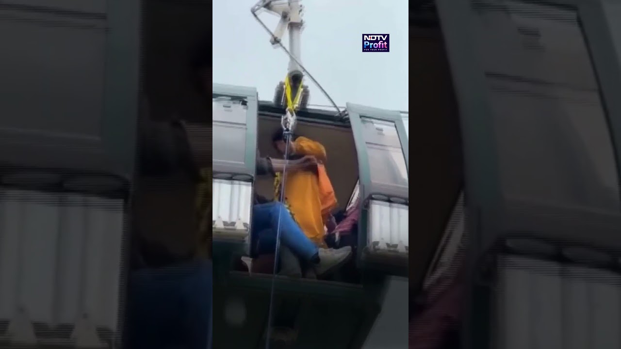 Gulmarg Gondola Halted Mid-Air After Technical Glitch, Tourists Rescued Safely #viral #shorts