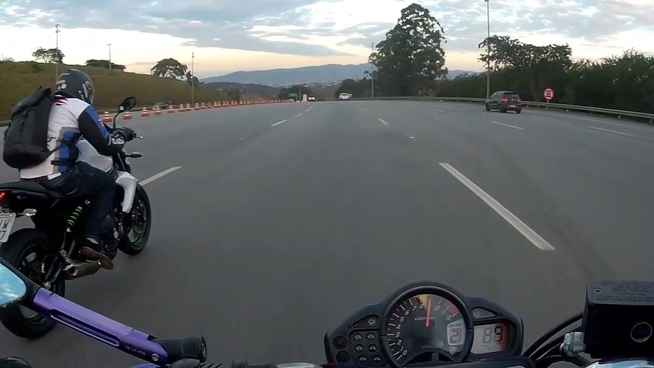 Suzuki Gladius 650 vs Kawasaki  er6 n