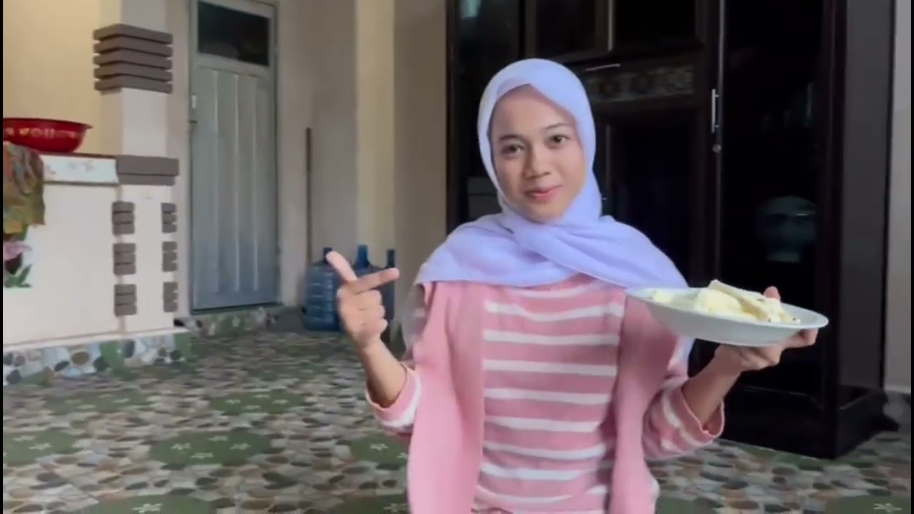 English video assignment: making food (banana rolls) Class XI-8 teacher: Mis Sri Wahyuni.Enjoy gys!