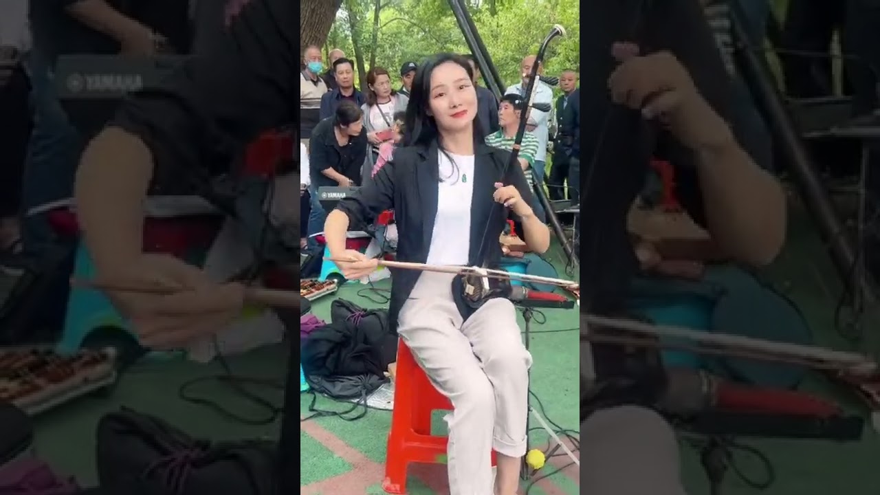 Playing Erhu in the park 二胡独奏 电视剧《康熙微服私访记》的片头曲 江山无限 #erhu #二胡 #江山无限