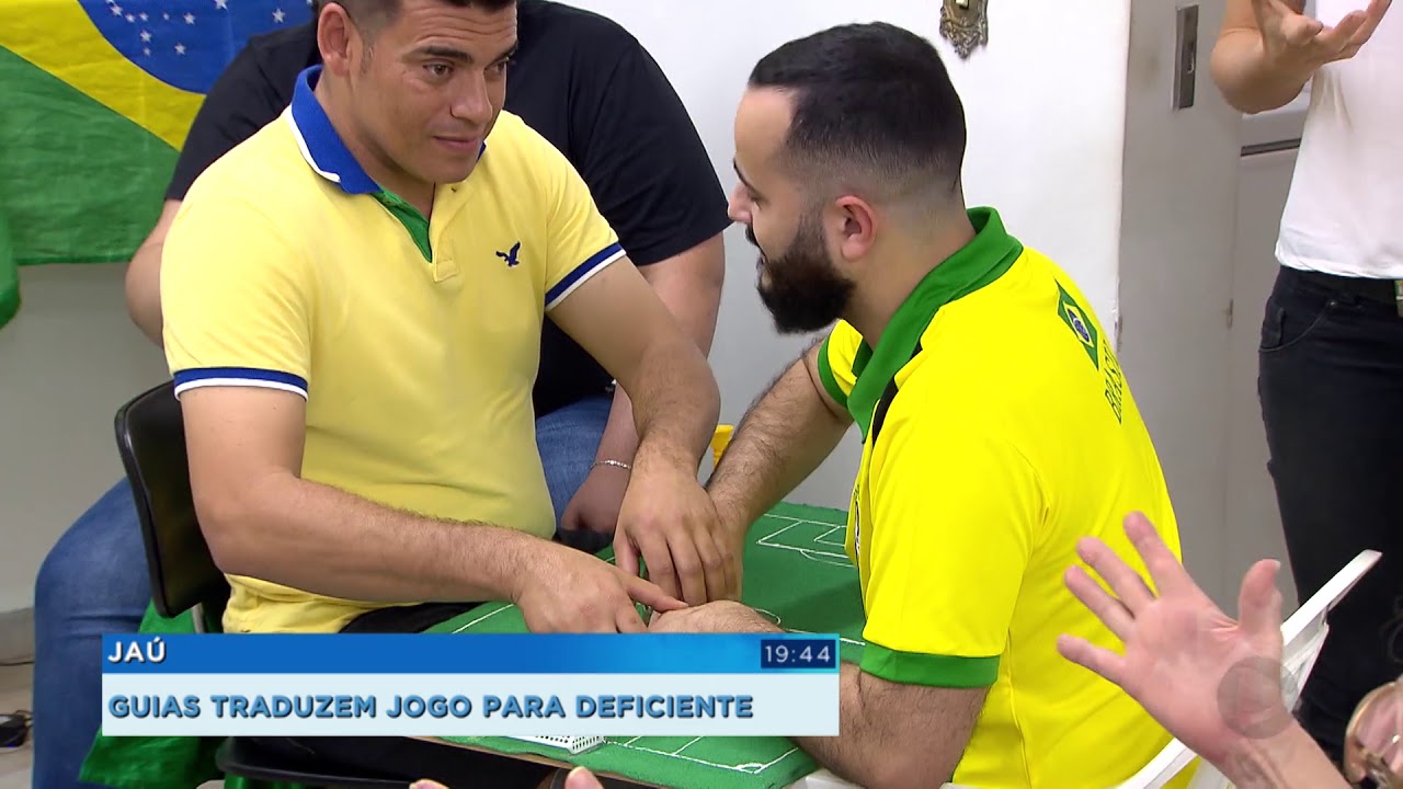 Surdocego acompanha do Copa da Rússia usando campo tátil em Jaú