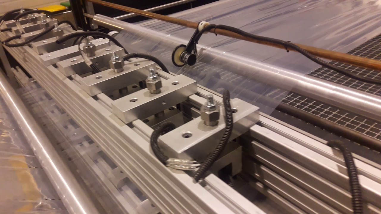 Perforator do folii (perforator for foil in motion)