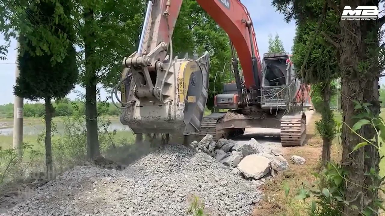 [VIDEO PROMOCIONADO] BALDES Trituradores a Mandibula MB Crusher BF80.3 y BF120.4 para Excavadoras