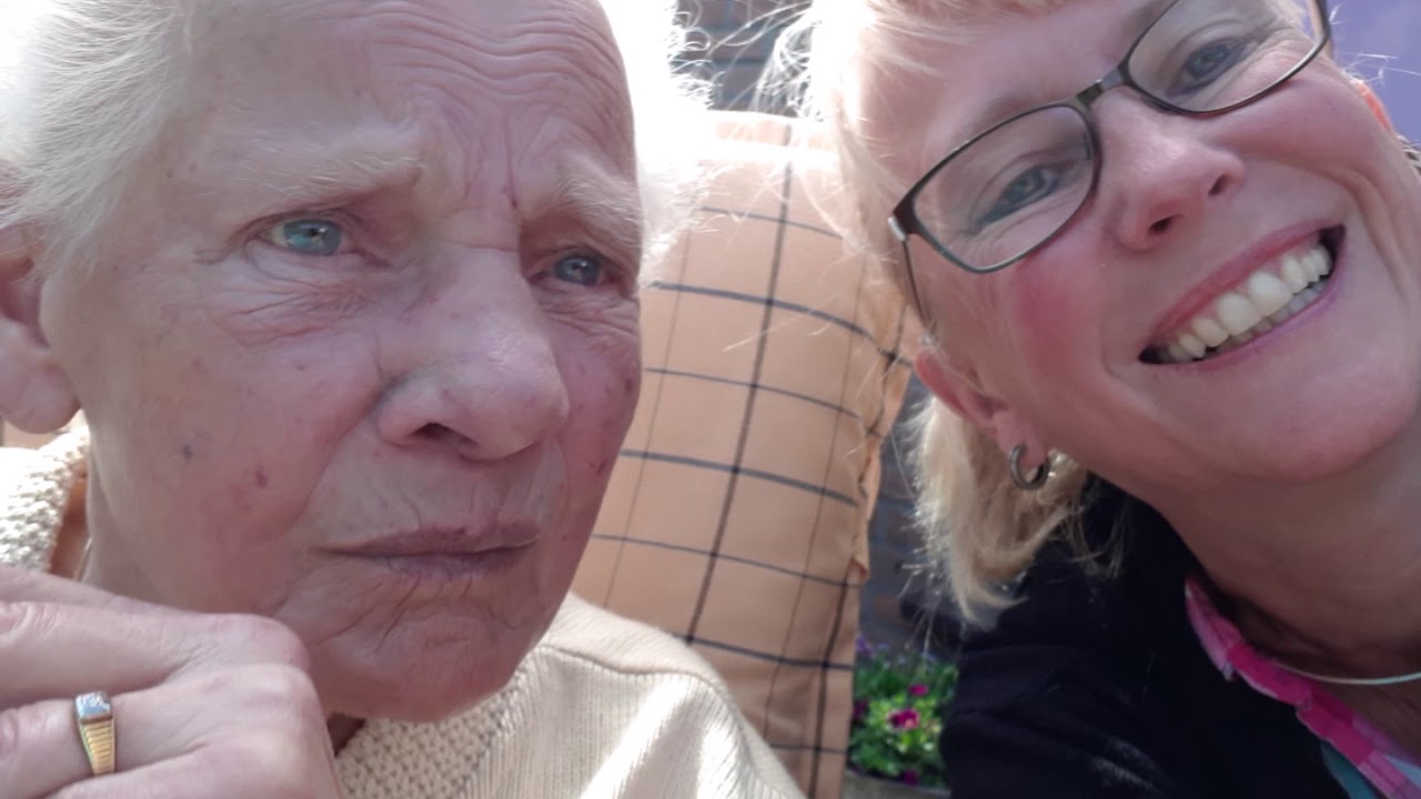 oma Evers 1 jaar overleden.