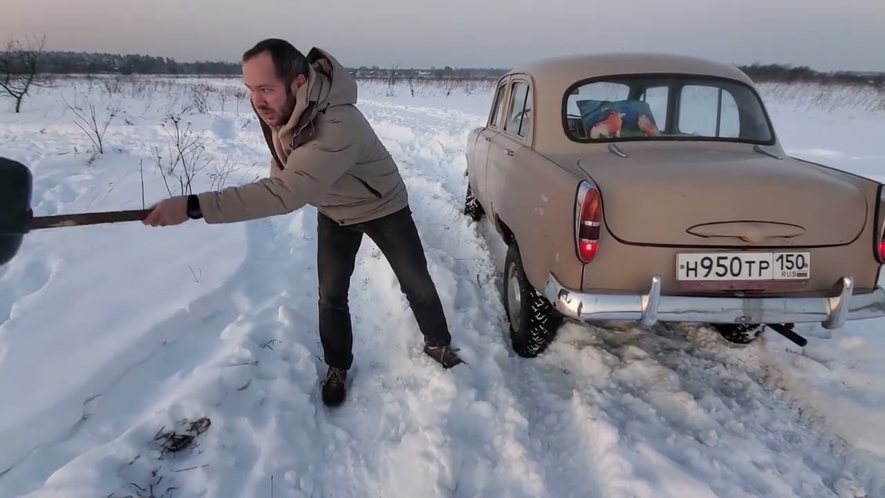 Полноприводный Москвич в снегу.