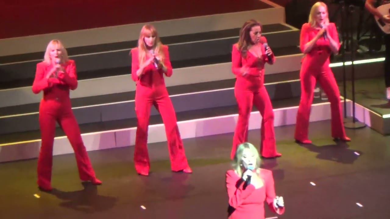 Dolly Dots - Do wah diddy diddy/Radio (Sisters on tour, Breda, Chassé theater, 23-06-22)
