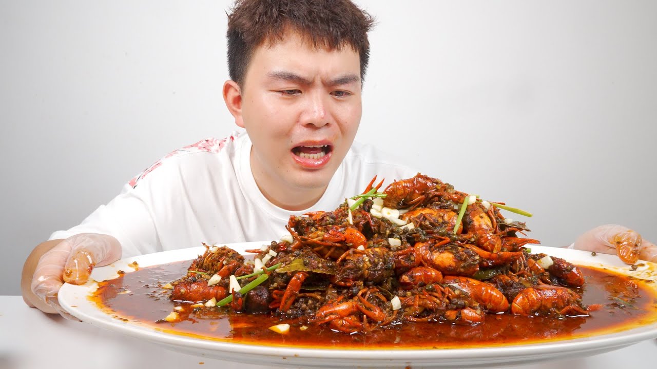 奇葩小伙竟用40个魔鬼辣椒来炒小龙虾，最后被辣的亲妈都不认识