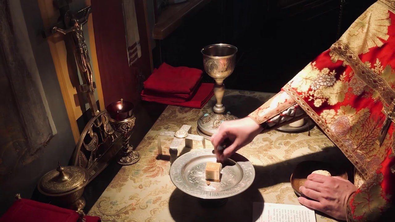 Совершение проскомидии в день преполовения Пятидесятницы