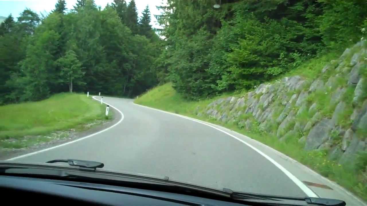 De berg op naar camping Gross Walsertal in Raggal. Voralberg. Oostenrijk..mp4
