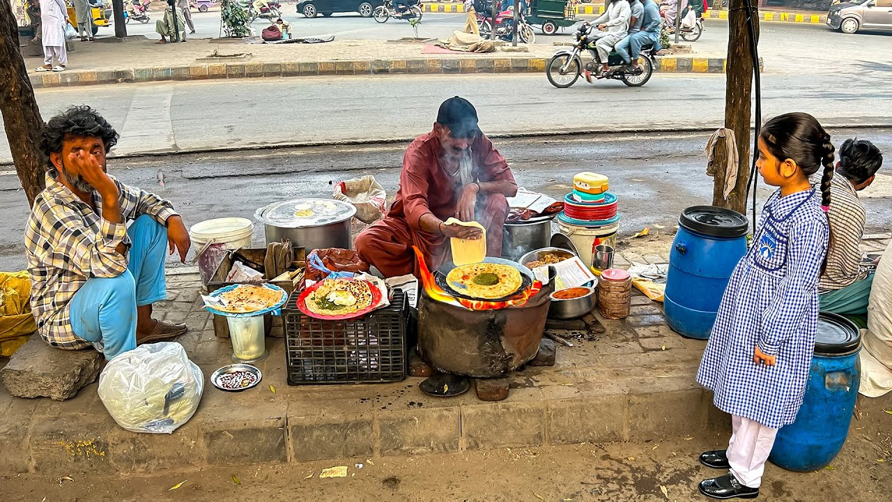 Pakistan’s Street Food Secret 😍 | Aloo Saag Parathas, Mutton Chanay & Bong Paye Street Food
