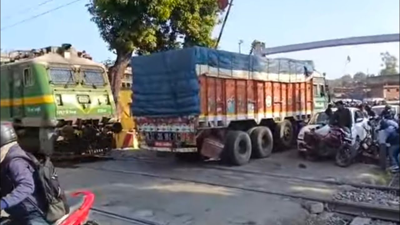 Jharkhand Deoghar Rohini nawadih mein hua train aur truck ki Takkar