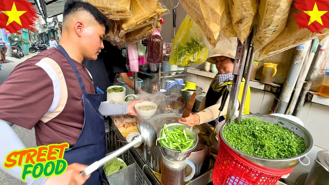 Delicious and popular! Street food stalls for $2 in Saigon || Vietnamese street food