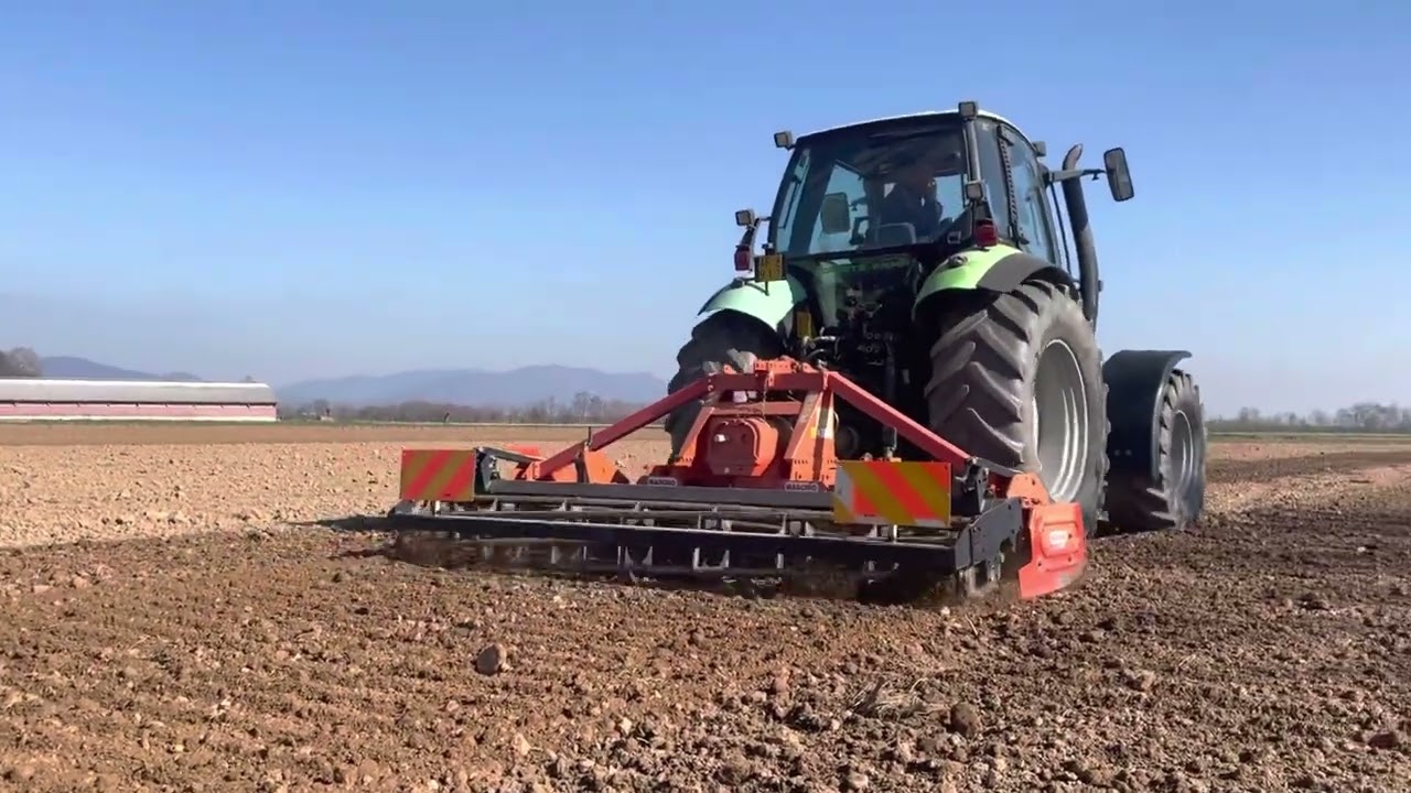 Trattore Agrotron 110 con rototerra