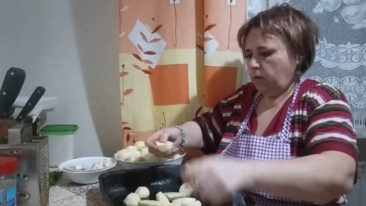 Приготовила конвертики, картошечку и вкусный салат.