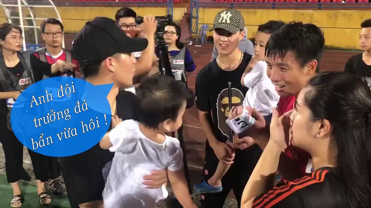 Đình Trọng và Duy Mạnh xuống sân bế con Bùi Tiến Dũng