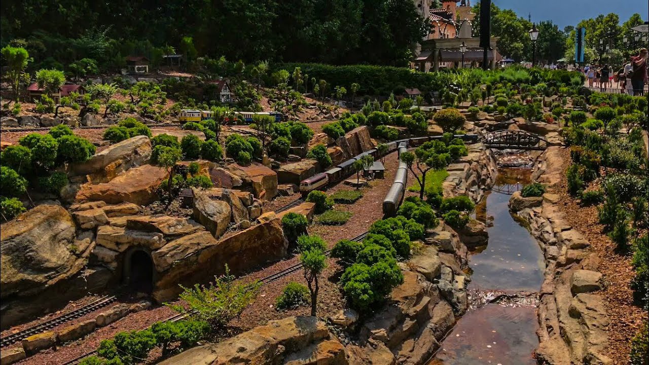 G Scale Trains At Epcot Germany Pavilion