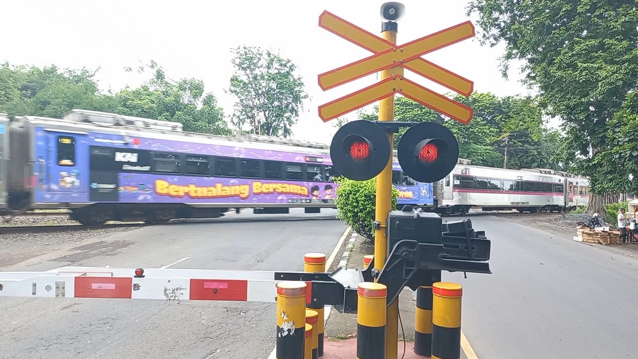 Railroad Crossing Indonesia || Perlintasan Kereta Api Indonesia || KA	43	Taksaka YK-GMR