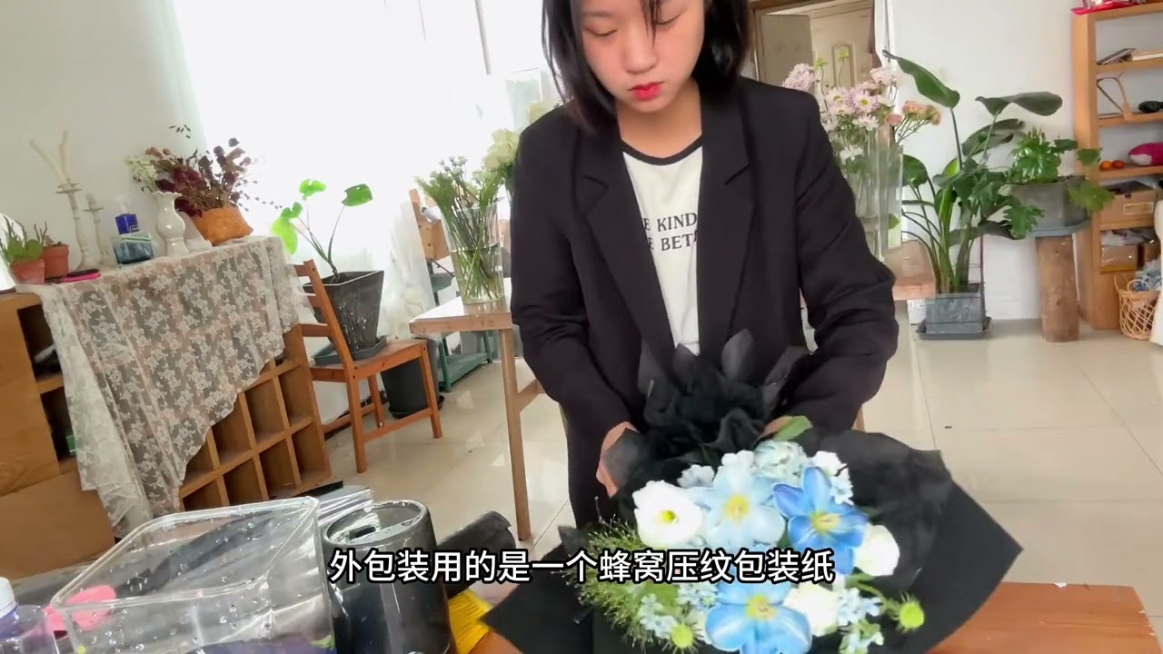我的花店日常：弗洛伊德和粉荔枝的搭配意外的好好看，两款玫瑰的花型都好漂亮！#我的花店日常 #花艺师日常 #我的vlog日常 #日常volg #在平凡日子里热爱生活