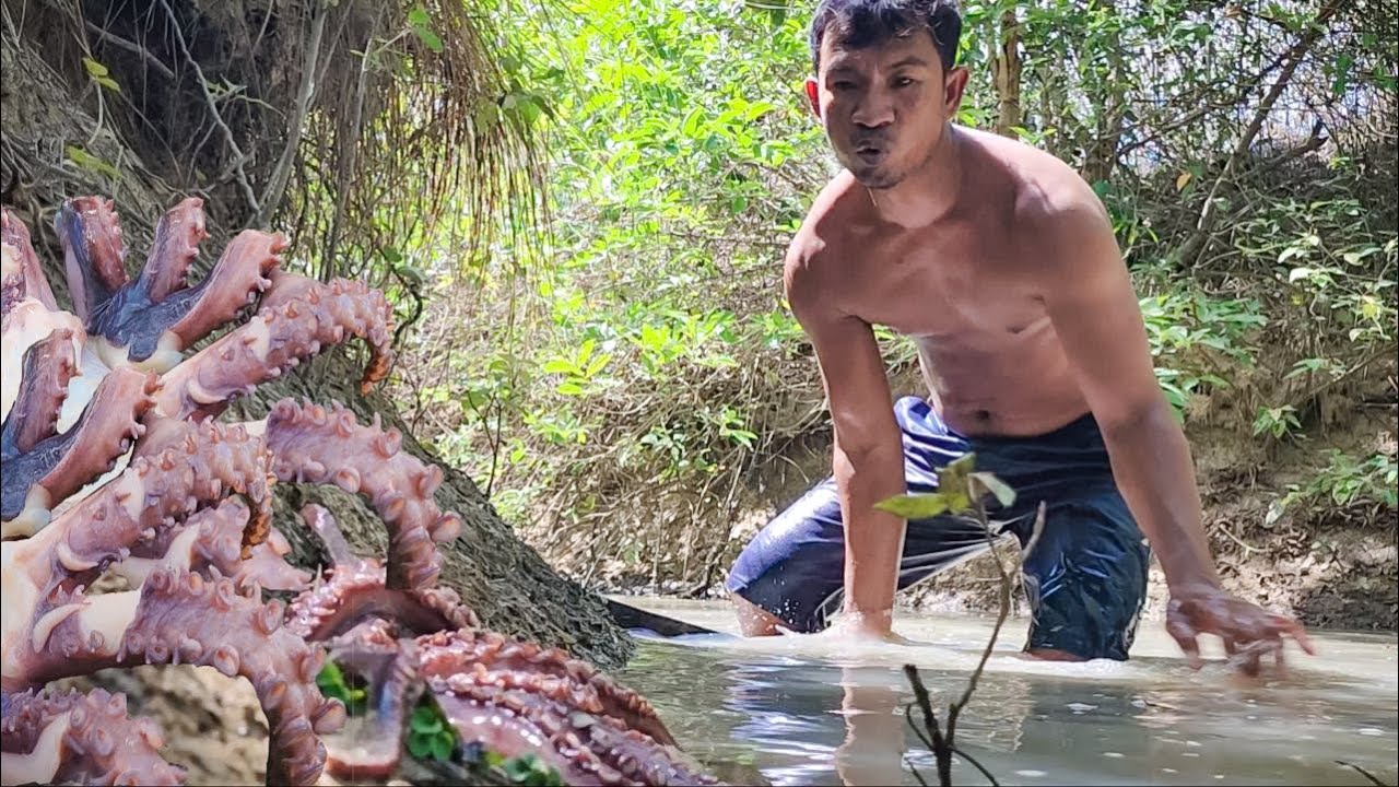 I Found a Huge Squid and Cooked It Over Fire Using Bamboo! Jungle Cooking squid food