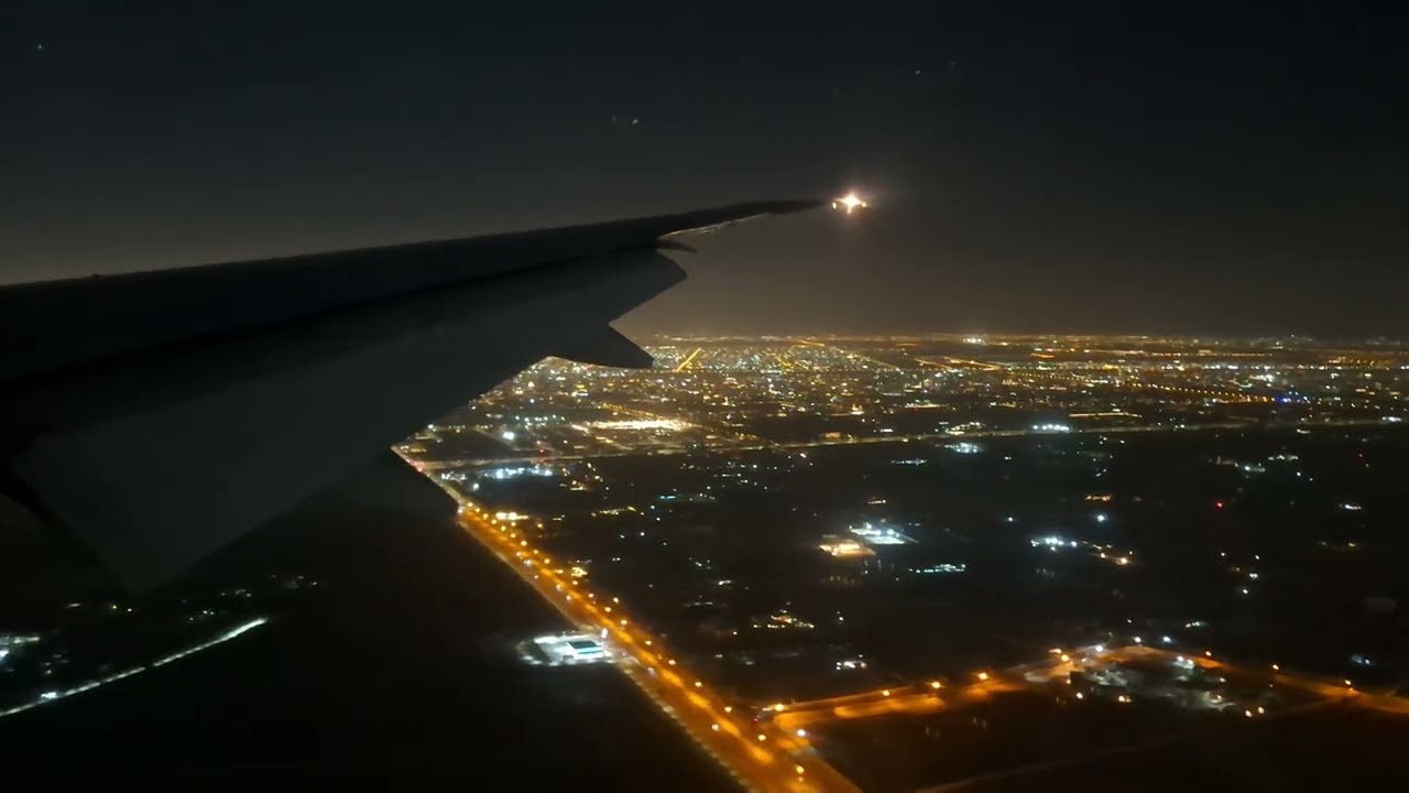 Flying over and landing in Dubai at night ||satisfying flights
