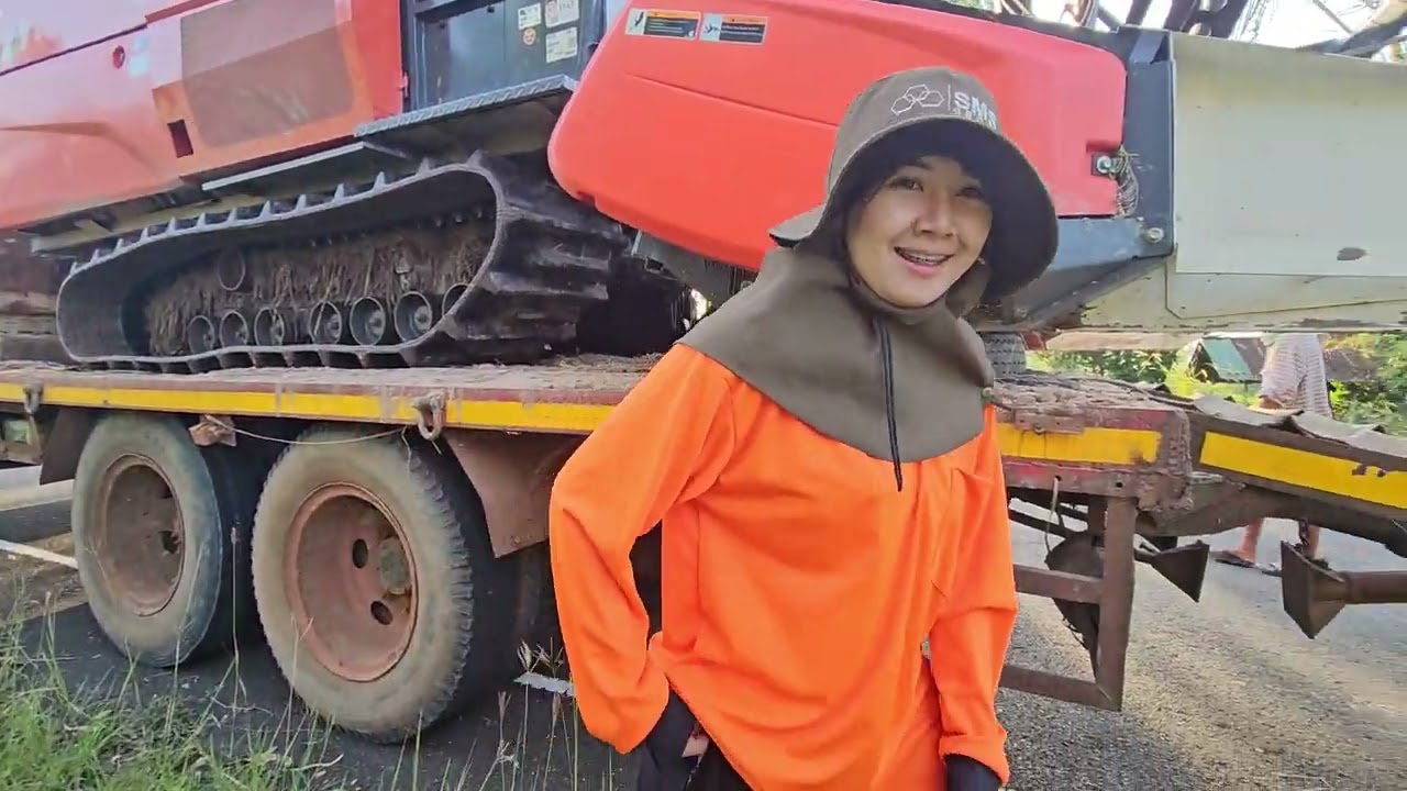 สาวนุ่นขับรถเกี่ยวขึ้นเทเลอร์คล่องมาก