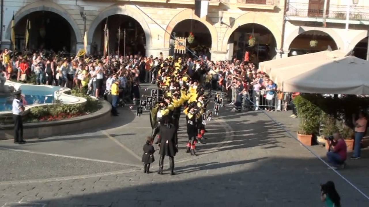 2014 - Archibugieri Senatore - Entrata in piazza Duomo per la benedizione dei trombonieri