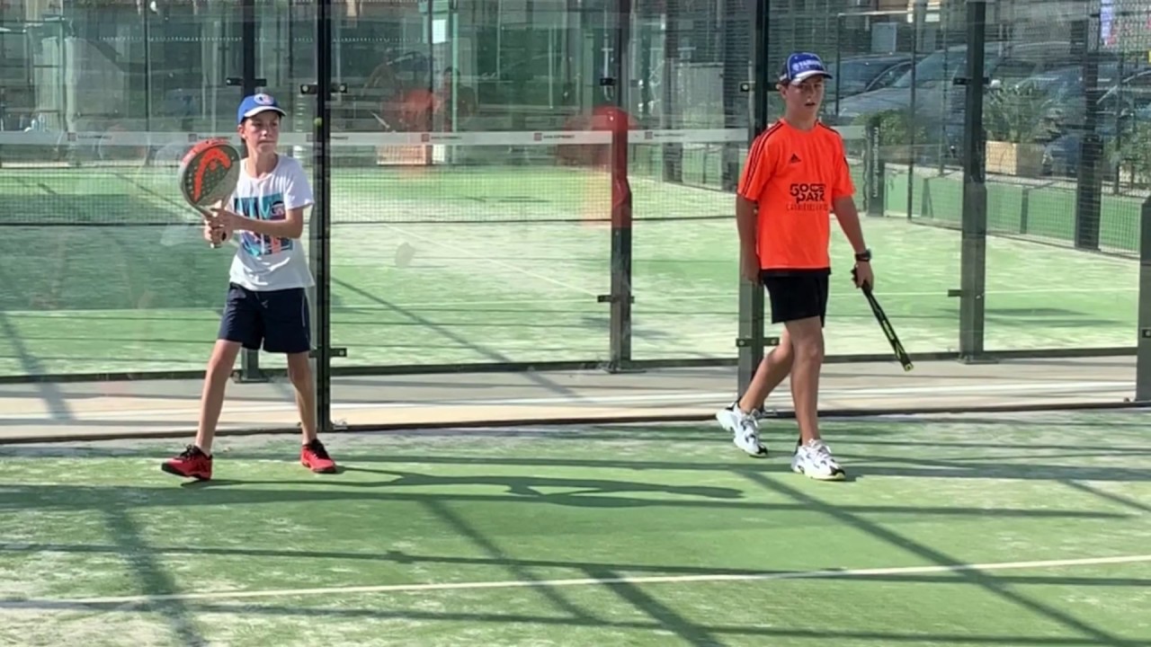 Les enfants en stage de padel en meme temps que leurs parents !