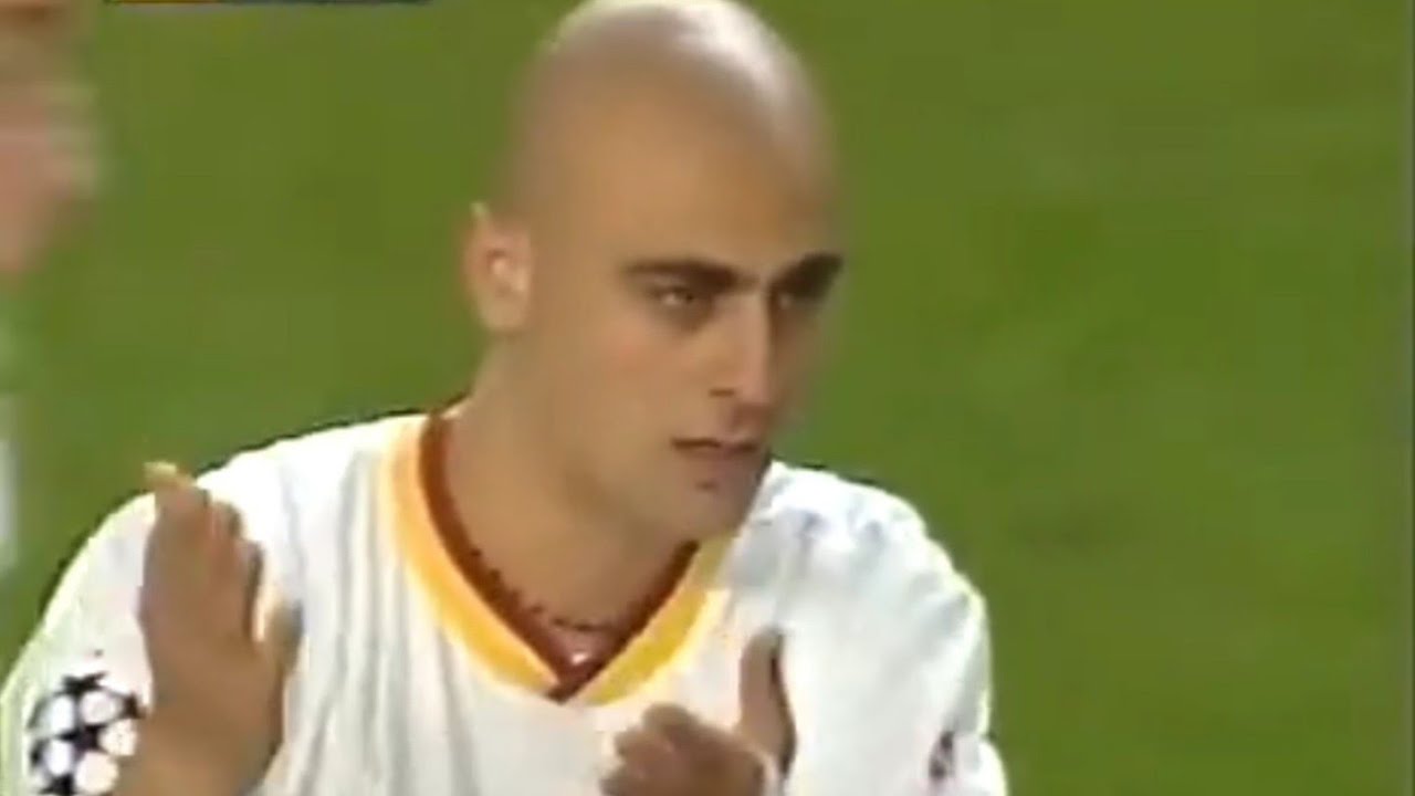 Liverpool'lu oyuncular Hasan Şaş'tan topu alamıyorlar. Liverpool–Galatasaray. Şampiyonlar ligi 01/02