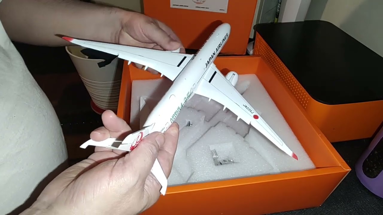 Japan Airlines Airbus A350-900 JC Wings 1:200 Scale