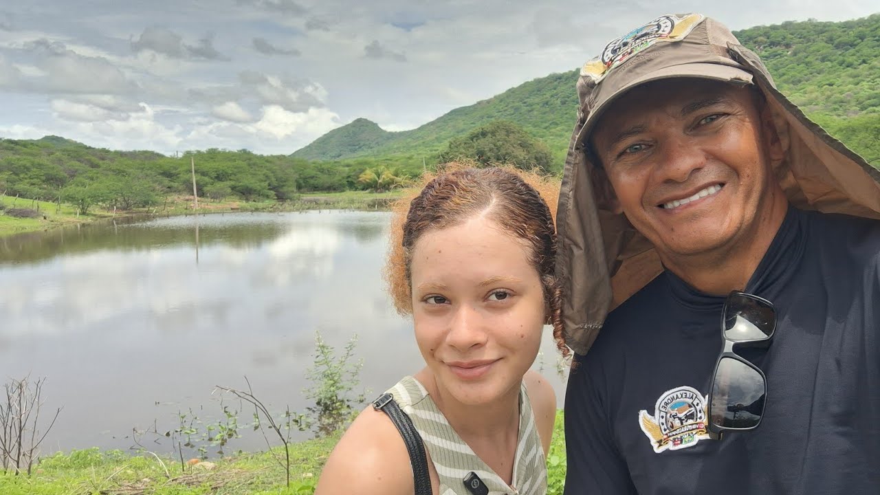 @venturasemfim eu  e minha filha vendo um pequeno açude.....sertão Paraíba 
