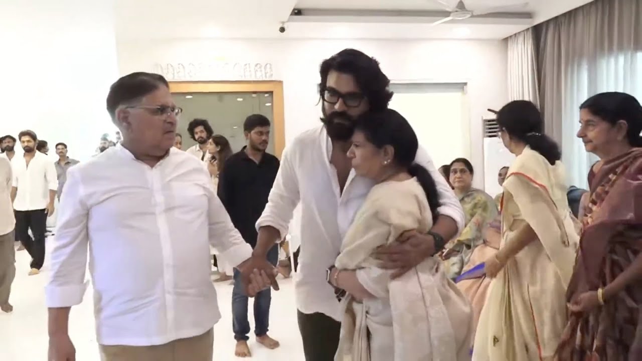 Ram Charan Comforts His Mother Surekha & Allu Aravind | Allu Arjun Grand Mother No More