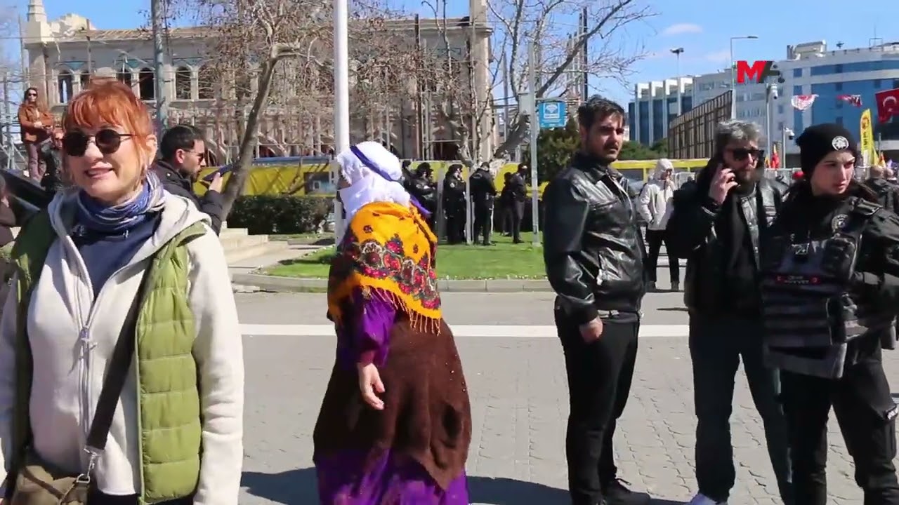 KADIKÖY'DE BİNLERCE KADINDAN MİTİNG ÖNCESİ YÜRÜYÜŞ
