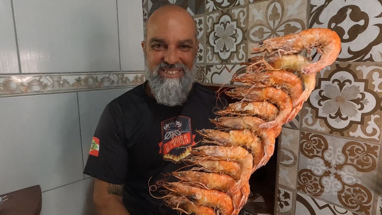 CAMARÃO ROSA NO ESPETO E BRASA - Retirada de rede da hélice do barco