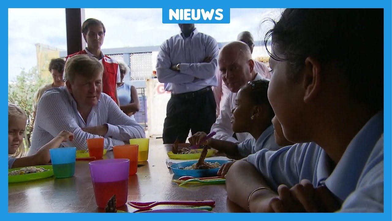 Koning bezoekt kinderen die een orkaan meemaakten