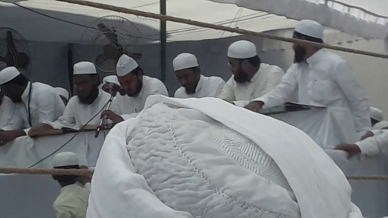 بخاری شریف کی آخری عبارت پڑھتے ہوے دارالعوم وقف کے طلباء
