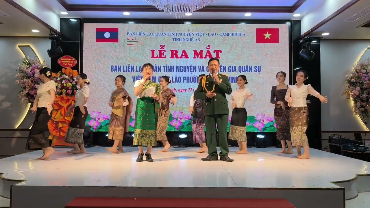 Đội Văn nghệ TN Việt Lào cùng SV lào trường đại học Nghệ An biểu diễn 